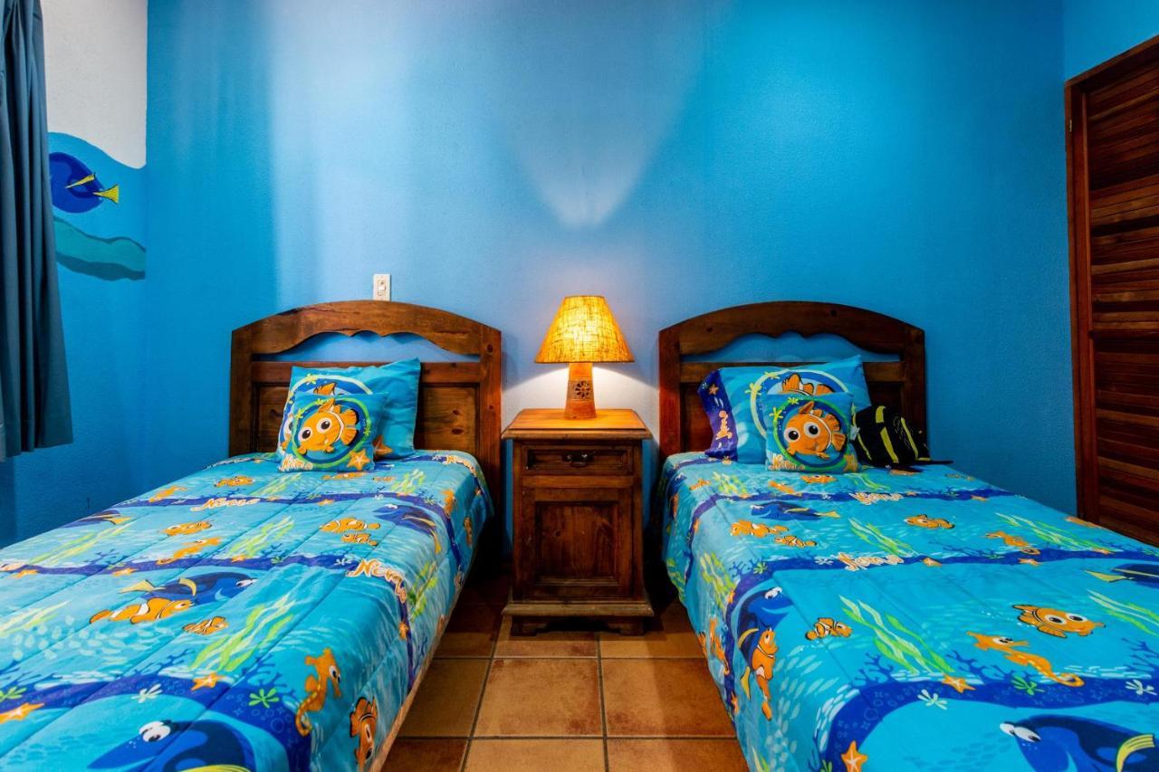 Warm Interiors And Orange Hues On Ground Floor In Front Of Beach بلايا فلامنغو الغرفة الصورة
